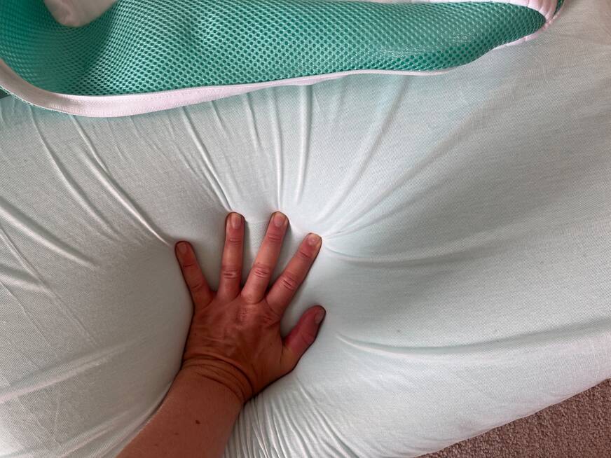 rem-fit 500 cool gel pillow with hand